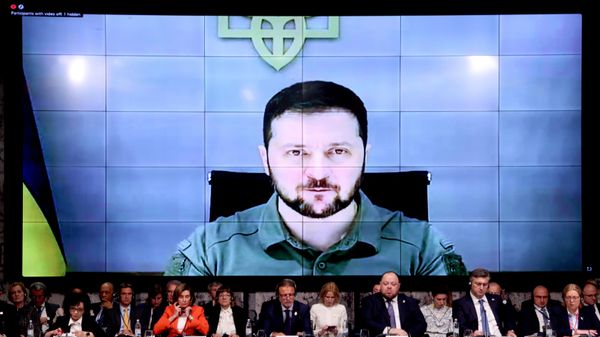 Vladimir Zelenski se pojavljuje na ekranu kako bi se obratio učesnicima Prvog parlamentarnog samita Međunarodne krimske platforme u Zagrebu - Sputnik Srbija