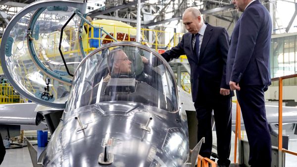 Ruski predsednik Vladimir Putin pored aviona Jak-130M - Sputnik Srbija