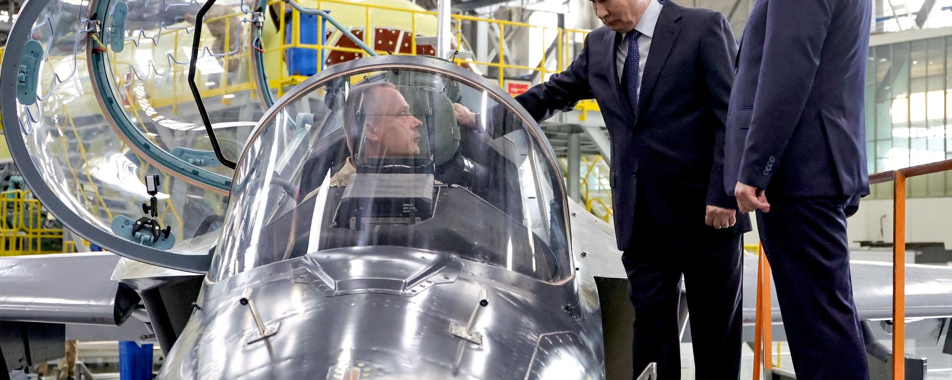 Руски председник Владимир Путин поред авиона Јак-130М - Sputnik Србија, 1920, 24.07.2026
