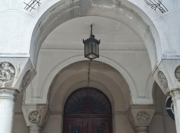 А само две године касније, 18. 07. 1936. на Авали је приређена чајанка у част Лени Рифенштал, немачке режисерке која је режирала нацистичке пропагандне филмове Тријумф воље (1935) и Олимпија (1938). По писању ондашње штампе Немица је била очарана Бооградом толико, да је изразила жељу да сними неки филм у Јогославији - Sputnik Србија
