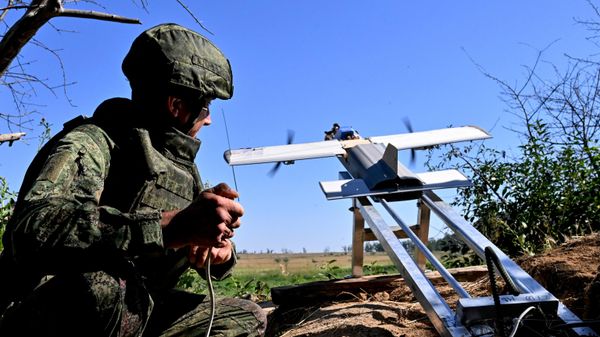Lansiranje drona molnija u zoni SVO Lansiranje drona molnija u zoni SVO - Sputnik Srbija