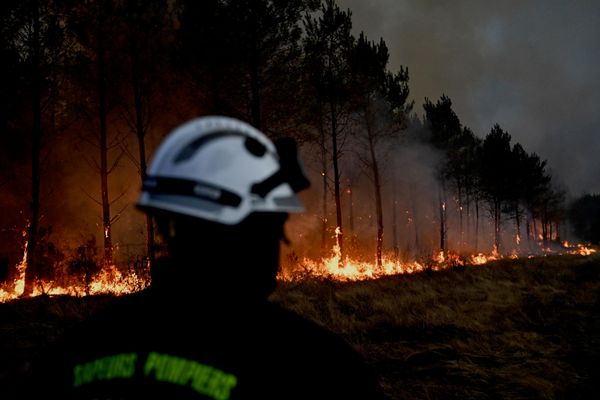 У пожарима је повређено 84 ватрогасаца-спасилаца, саопштила је синоћ префектура Жиронде - Sputnik Србија