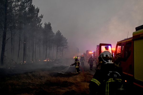 Префект Софи Брока саопштила је да се обуставља рад летњих кампова и извиђачких логора у департману Жиронда, као и организована путовања за особе са инвалидитетом, и апеловала на туристе да не долазе и да размотре неку другу дестинацију. - Sputnik Србија