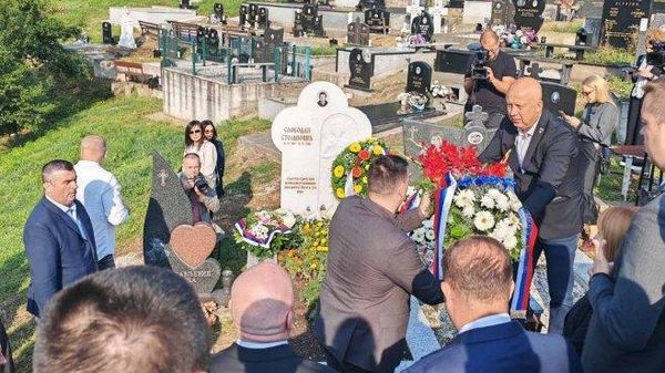 Venci na grobu svirepo ubijenog dečaka Slobodana Stojanovića - Sputnik Srbija
