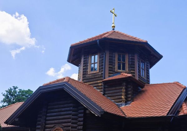 Nepune dve godine kasnije, na Badnji dan, 6. januara 2017. godine osvećeni su krstovi i podignuti na kupoli novog hrama-brvnare - Sputnik Srbija