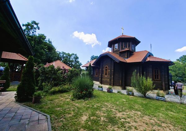 Crkva je građena u srpsko-vizantijskom stilu sa osnovom u obliku upisanog krsta i karakterističnim kupolama, čime je prilagođena planinskom okruženju - Sputnik Srbija