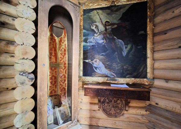 Unutar crkvice sa desne strane oltara nalazi se epitrahilj (deo svešteničke odežde koji se stavlja preko vrata i pada niz grudi) sa moštiju Svetog Vasilija Ostroškog.  - Sputnik Srbija