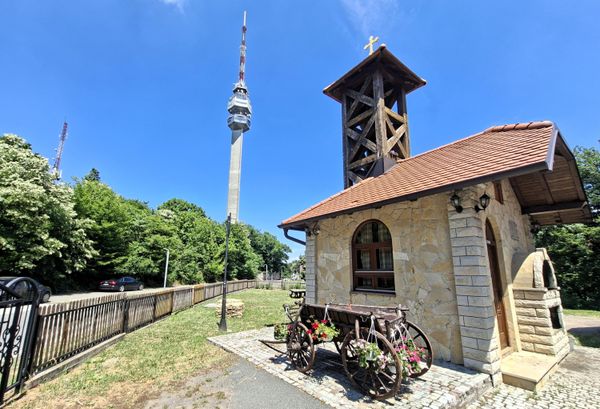 Tik uz crkvu sagrađena je zvonara i palionica sveća  - Sputnik Srbija