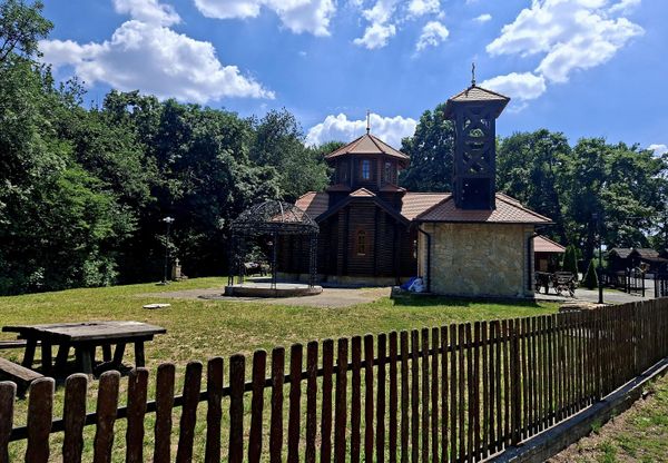 Osvećenjem mesta za temelje 3. juna 2015. godine otpočeli su radovi na izgradnji crkve na Avali. Čin osvećenja služio je blaženopočivši patrijarh srpski Irinej - Sputnik Srbija