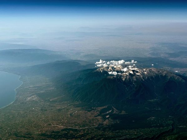 На листу је уписан и грчки Олимп, висок 2.918 метара, који се уздиже готово од нивоа мора. У грчкој митологији сматран је престолом Зевса, врховног бога, а истовремено је познат по изузетном биодиверзитету. На листу је уписан и грчки Олимп, висок 2.918 метара, који се уздиже готово од нивоа мора. У грчкој митологији сматран је престолом Зевса, врховног бога, а истовремено је познат по изузетном биодиверзитету. - Sputnik Србија