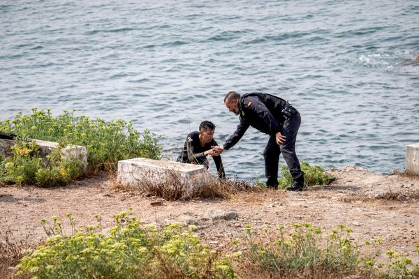 Многи млади људи покушавају да стигну до аутономног града Сеуте преко лукобрана који раздваја Сеуту од Марока. Многи допливају до плаже Тарахал, где их чекају полицијски службеници - Sputnik Србија