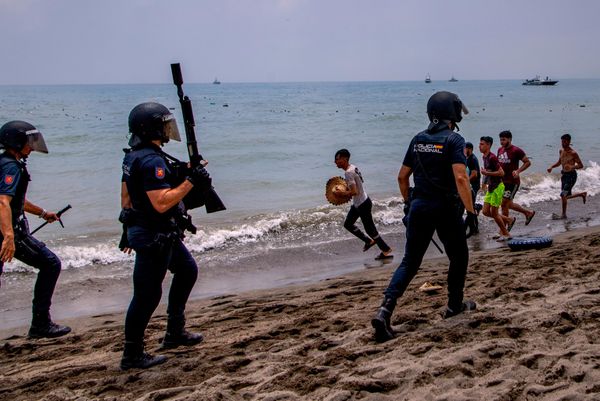 Због ситуације шпанска влада је мобилисала војне јединице у четвртак увече како би подржала преоптерећену Цивилну гарду - Sputnik Србија