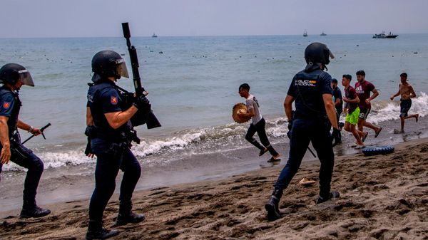 Zbog situacije španska vlada je mobilisala vojne jedinice u četvrtak uveče kako bi podržala preopterećenu Civilnu gardu Zbog situacije španska vlada je mobilisala vojne jedinice u četvrtak uveče kako bi podržala preopterećenu Civilnu gardu - Sputnik Srbija