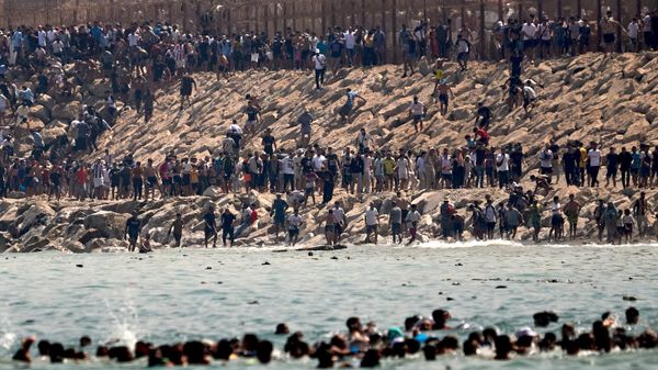 Granični prelaz Beni Enzar, jedini operativni prelaz između Španije i Maroka u Melilji, ostaje zatvoren nakon pokušaja masovnog ulaska migranata - Sputnik Srbija