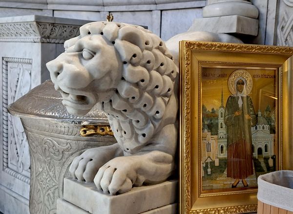 Četiri kamene sklupture lavova čuvaju oltarsku pregradu sa ikonama  - Sputnik Srbija