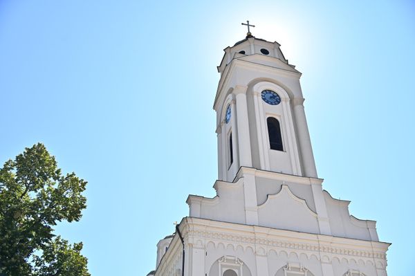 Sasvim je sigurno da se u ono vreme, trg na kome je izgrađena  kao na dlanu mogao videti sa Smederevske tvrđave i da je turskoj posadi u njoj nastanjenoj, crkva izgrađena od belog mermera bola oči. Svojom grandioznošću i lepotom, visoki zvonik pravoslavne svetinje prosto je prkosio Osmanlijama - Sputnik Srbija