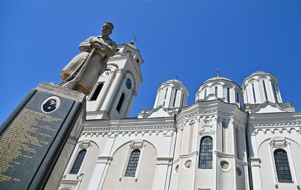 Po svom arhitektonskom sklopu crkva predstavlja kombinaciju trikonhosa, razvijenog upisanog krsta sa pet kupola i trobrodne bazilike.  - Sputnik Srbija