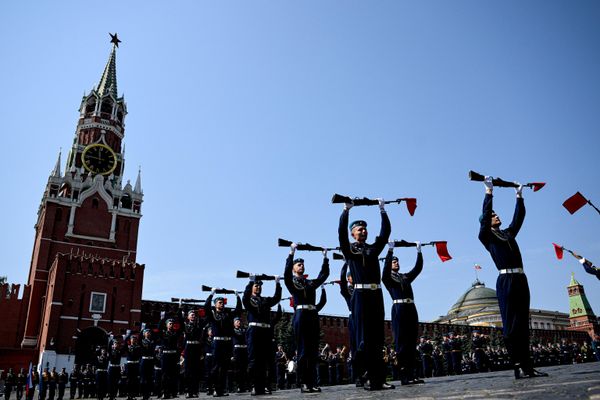 Наступ падобранаца на Црвеном тргу у Москви. Дана 2. августа у православљу се обележава Илиндан. У Улици Иљинка и на Црвеном тргу одржавају се свечаности посвећене овом празнику, као и 96. годишњици оснивања Ваздушно-десантних снага. - Sputnik Србија