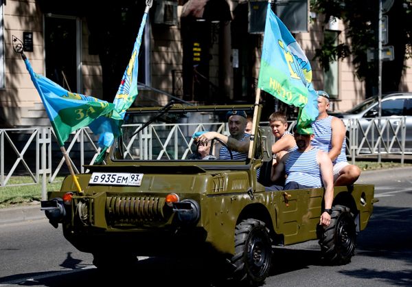 Програм обележавања обично укључује: свечано окупљање ветерана и припадника Ваздушно-десантних снага; полагање цвећа код меморијала; минуте ћутања за погинуле припаднике; сусрете генерација — бивших и садашњих војника; обраћања представника локалних власти и ветеранских организација. - Sputnik Србија