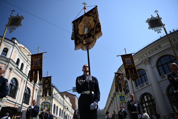 Учесници литије од Храма Светог пророка Илије у Китај-граду до Лобног места на Црвеном тргу у Москви. Дана 2. августа у православљу се обележава Илиндан. У Улици Иљинка и на Црвеном тргу одржавају се свечаности посвећене овом празнику, као и 96. годишњици оснивања Ваздушно-десантних снага. - Sputnik Србија