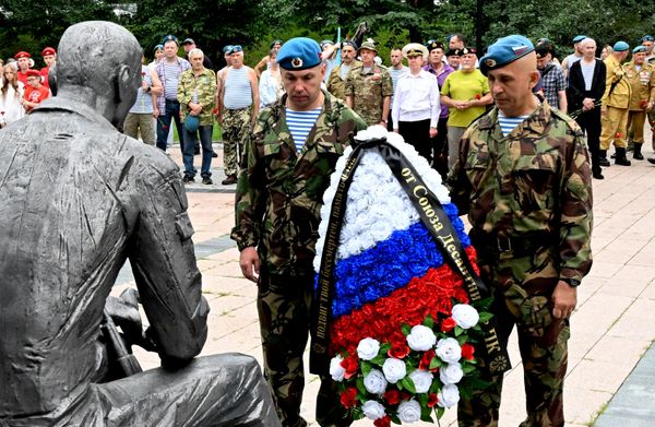 Полагање венаца код споменика Приморцима погинулим током локалних ратова и војних сукоба у Владивостоку, поводом прославе Дана Ваздушно-десантних снага. - Sputnik Србија