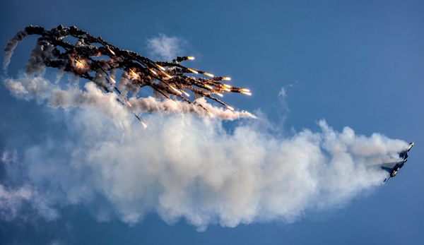 Lovci Su-30SM akrobatske grupe „Ruski vitezovi“ izvode pokazni let. - Sputnik Srbija