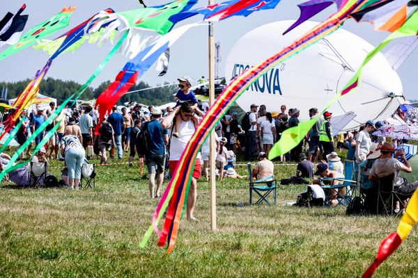 Ljubitelji avijacije okupili su se na aerodromu Močišče kako bi prisustvovali vazdušnim nastupima, izložbi letelica i programu posvećenom istoriji i razvoju vazduhoplovstva. - Sputnik Srbija