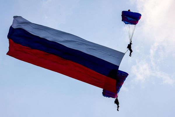 Padobranci su tokom skoka razvili zastavu Ruske Federacije. - Sputnik Srbija