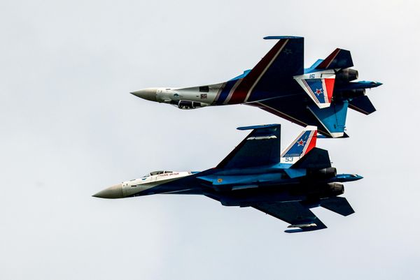 Su-30SM je ruski višenamenski borbeni avion generacije 4+ koji je razvijen na osnovu porodice aviona Su-30. Odlikuju ga velika manevarska sposobnost, mogućnost dejstva po vazdušnim i kopnenim ciljevima i veliki dolet. - Sputnik Srbija