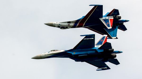 Istrebiteli Su-30SM pilotažnoй gruppы Russkie vitяzi - Sputnik Srbija