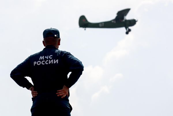 Pripadnik Ministarstva za vanredne situacije Ruske Federacije na aerodromu Močišče u Novosibirskoj oblasti. - Sputnik Srbija
