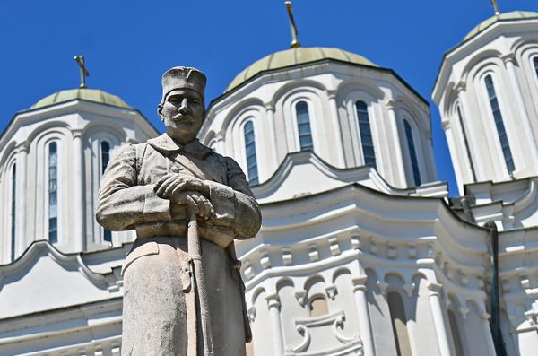 Uprkos tome što je pobeda izvojevana na Mitrovdan ostala u senci slavnih bitaka iz 1914. godine, srpski vojnik i danas, poput budnog čuvara na glavnom gradskom trgu ispred pravoslavne svetinje stražari   - Sputnik Srbija