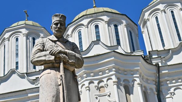 Упркос томе што је победа извојевана на Митровдан остала у сенци славних битака из 1914. године, српски војник и данас, попут будног чувара на главном градском тргу испред православне светиње стражари   - Sputnik Србија