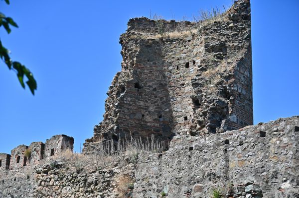 Despotovom smrću (1456.) za srpsku despotovinu su nasupila smutna vremena. Razdor u porodici u kojoj su jedni naginjali Ugarima, a drugi Turcima, samo je još više oslabio odbranu prestonice, te je tako 1459. godine tvrđava pala pod vlast Osmanlija. Bio je to kraj srpske Despotovine. - Sputnik Srbija