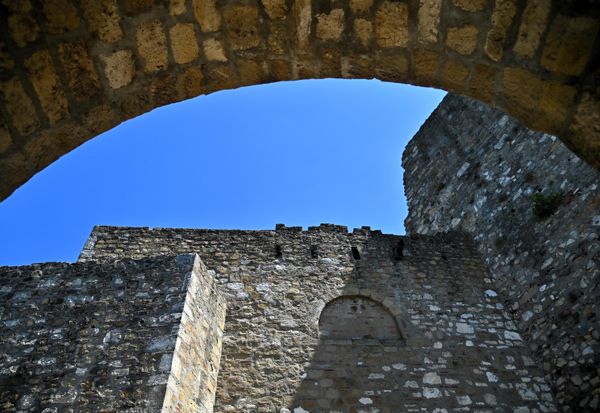 U narodnoj pesmi, Starina Novak pričajući o svome argatovanu na smederevskome gradu veli  I to bih joj, brate, oprostio, kad sagradi Smedereva grada, onda stade pa i kule zida, pozlaćuje vrata i pendžere, pa nametnu namet na vilajet sve na kuću po tri litre zlata, to je, brate, po trista dukata. - Sputnik Srbija