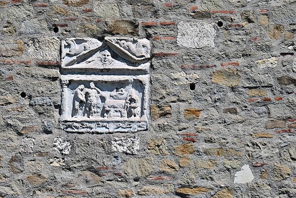 U zidine Smederevske tvrđava ugrađen je veliki broj rimskih spomenika, nadgrobnih stela, delova sarkofaga koje su graditelji uzimali prvo iz neposredne okoline Smedereva, to jest antičke Vinceje, Ornice, Marguma, i nešto udaljenijeg Viminacijuma - Sputnik Srbija
