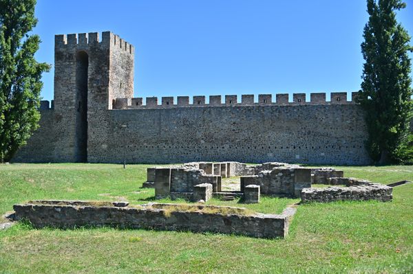 U jugoistočnom delu Velikog grada, na temeljima crkva iz 10 veka, izgrađena je crkva koja je padom Smedereva pod tursku vlast pretvorena u džamiju. Krajem 17 veka, džamija je pretvorena u katoličku crkvu, ali su je Turci ubrzo srušili i nikada više nije obnovljena - Sputnik Srbija