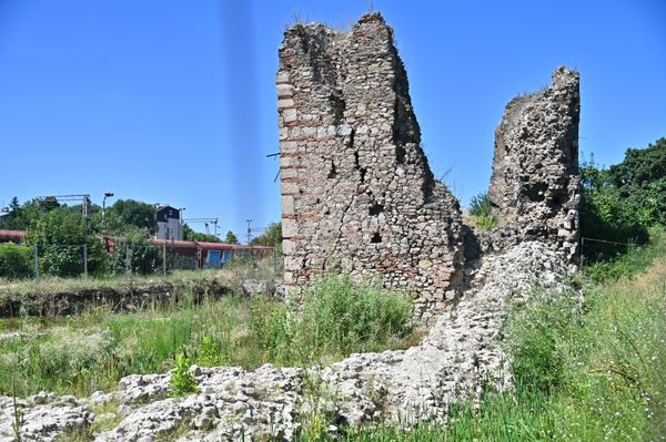 Najveće razaranje, tvrđava je pretrpela 5. juna 1941. godine u eksploziji slagališta municije i drugog ratnog materijala koje su Nemci skladištili unutar utvrđenja. Prema nemačkim vojnim dokumentima, u Smederevskoj tvrđavi nalazilo se: oko 374 tone TNT-a u buradima, 2800 tona municije svih vrsta sa 172 tone eksploziva i baruta i 425.000 detonatora. - Sputnik Srbija