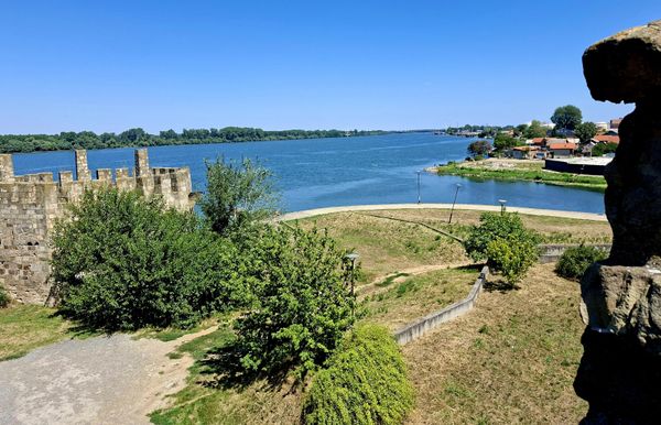 Prestoni Beograd vraćen je Ugarima, te je tako despot Đurađ bio prinuđen da sagradi novu prestonicu. Za mesto izgradnje izabrao je ušće Jazave u Dunav da bi na širokom platou podigao utvrđenje po uzoru na Carigrad i njegove bedeme - Sputnik Srbija