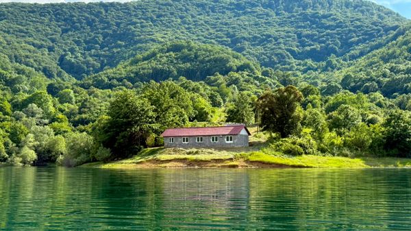 Selo Rezala na Kosovu i Metohiji i crkveni dom koji je na udaru Prištine za rušenje - Sputnik Srbija