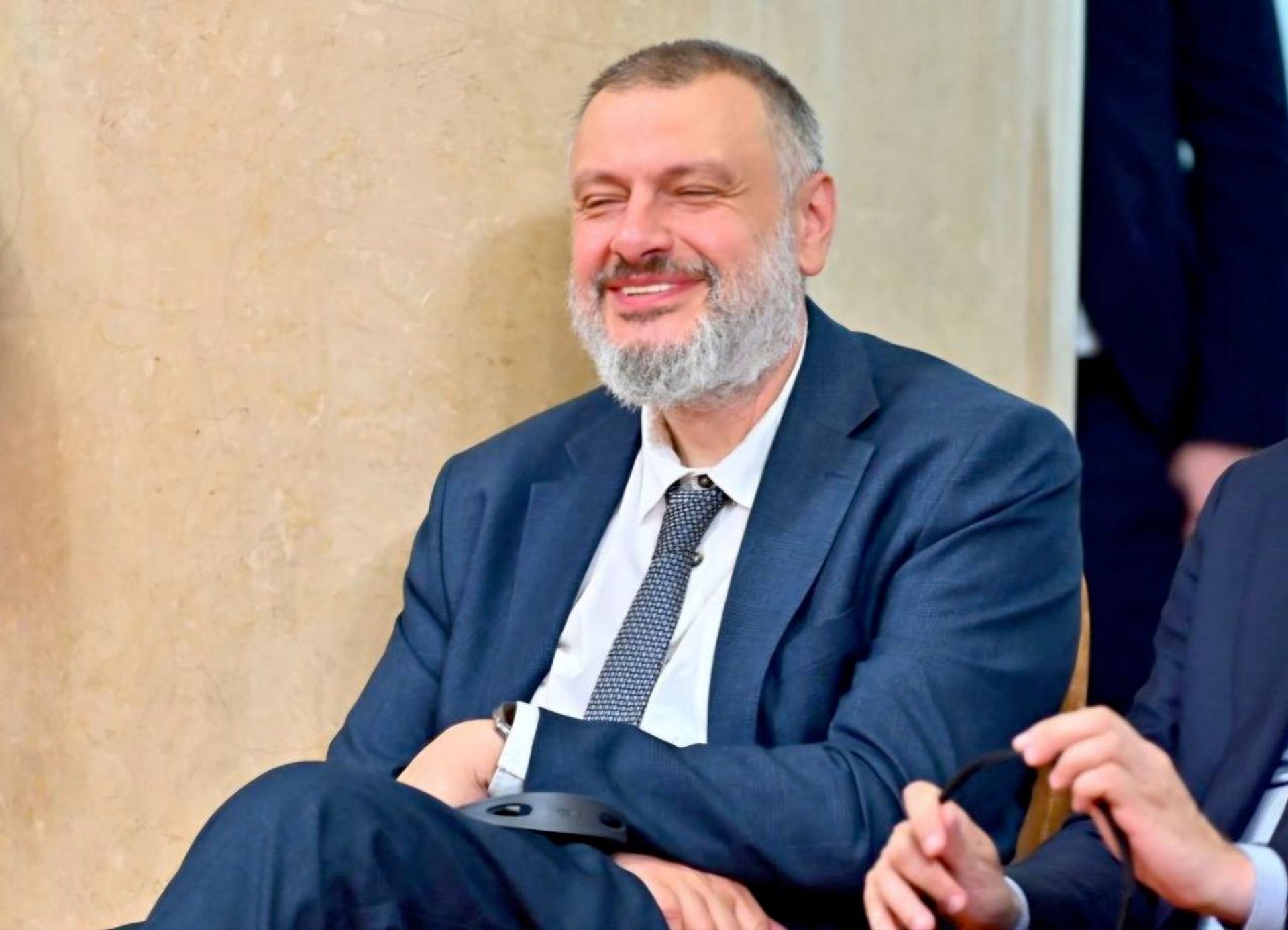 Zadovoljni osmeh na licu ukrajinskog ambasadora Aleksandra Litvinenka  u Srbiji nakon skandaloznog pitanja nemačkog novinara - Sputnik Srbija, 1920, 08.08.2026