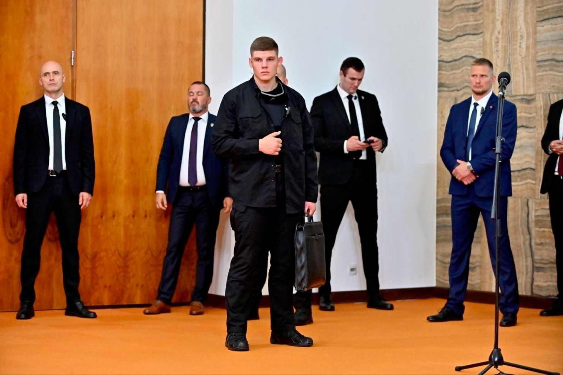 Припадник обезбеђења Владимира Зеленског држи у руци балистичку торбу током конференције за новинаре у Београду - Sputnik Србија, 1920, 08.08.2026