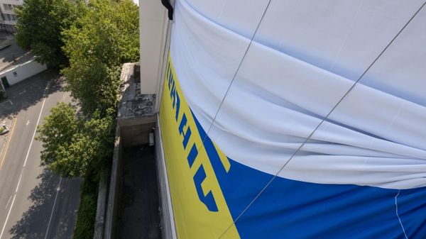 Уклањање заставе Украјине са зграде у центру Приштине - Sputnik Србија