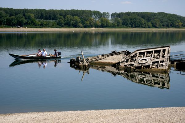 Ljudi posmatraju olupinu nemačkog ratnog broda iz Drugog svetskog rata, koja je usled suše izronila ispred Đerdapa II, velike brane na Dunavu između Rumunije i Srbije, u blizini Prahova, u Srbiji. - Sputnik Srbija