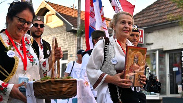 Ikone i bosiljak kojim su se mnogi učesnici marša zakitili - Sputnik Srbija