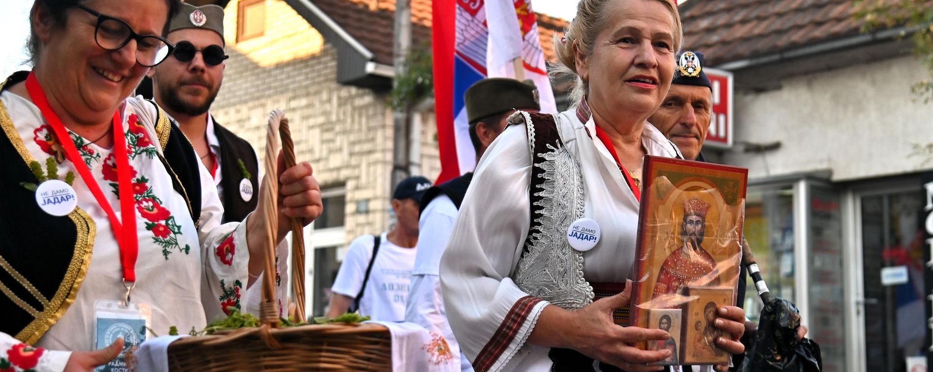 Ikone i bosiljak kojim su se mnogi učesnici marša zakitili - Sputnik Srbija, 1920, 09.08.2026