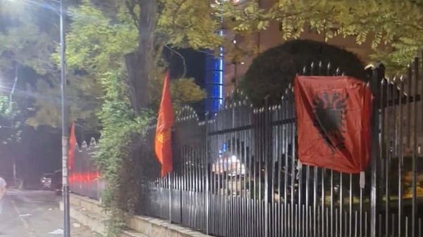 На огради црквеног поседа у Липљану окачене заставе терористичке УЧК и Албаније - Sputnik Србија