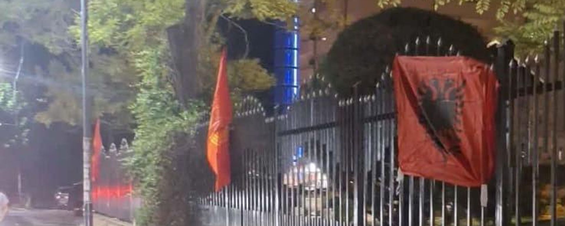 На огради црквеног поседа у Липљану окачене заставе терористичке УЧК и Албаније На огради црквеног поседа у Липљану окачене заставе терористичке УЧК и Албаније - Sputnik Србија, 1920, 11.08.2026
