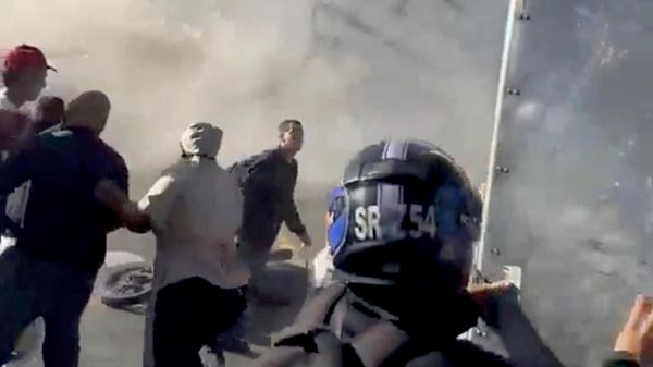Люди наблюдают за обрушением здания во время землетрясения в Перейре, Колумбия - Sputnik Србија