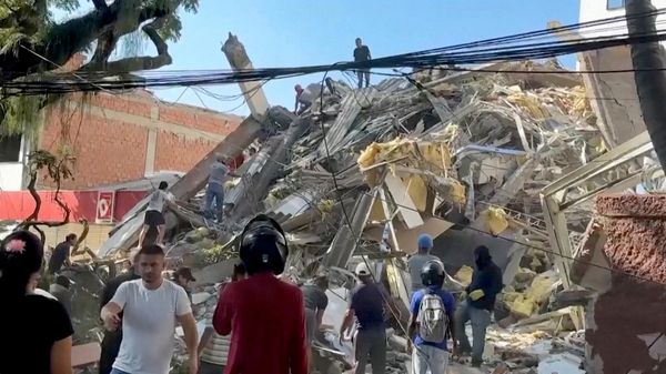 Спасиоци и становници окупили су се око срушене зграде у Калију након снажног земљотреса, помажући у потрази и спасавању. - Sputnik Србија